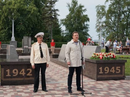 Дмитрий Азаров в День ВМФ вместе с земляками почтил память защитников Отечества  