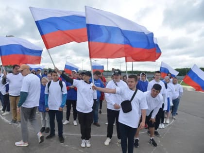 Самарские молодогвардейцы организовали флешмоб ко Дню России