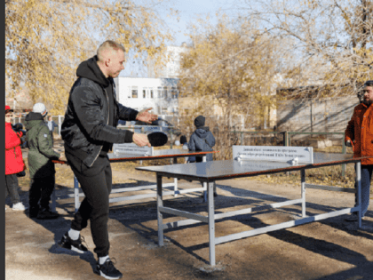 В Комсомольском районе торжественно открытии спортивную площадку для игры в настольный теннис