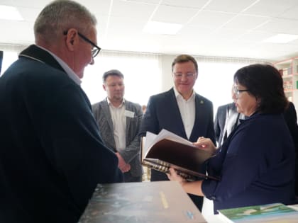 Губернатор Дмитрий Азаров осмотрел обновленный Дом культуры в Утеевке и пообщался с жителями Нефтегорского района