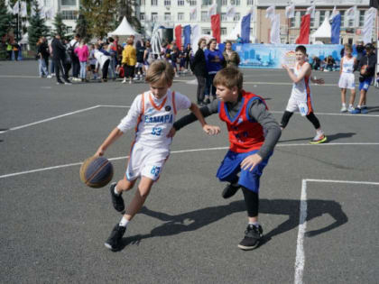 Спортивные выходные: губернатор Дмитрий Азаров принял участие в турнире по баскетболу 3х3 «Samara Open»