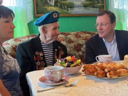 Дмитрий Азаров поздравил с Днем Победы ветерана из Шигонского района