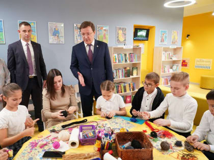 Дмитрий Азаров 27 октября 2022 года оценил модельную библиотеку «Библиоград» в Чапаевске