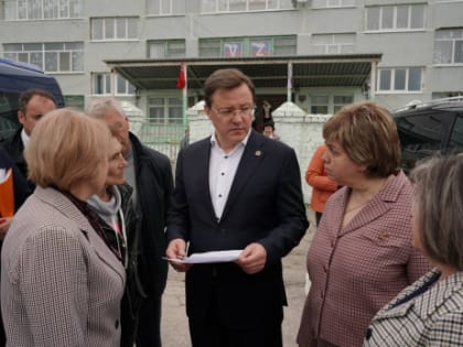 Дмитрий Азаров провел выездное совещание по ремонту школ Сызранского района