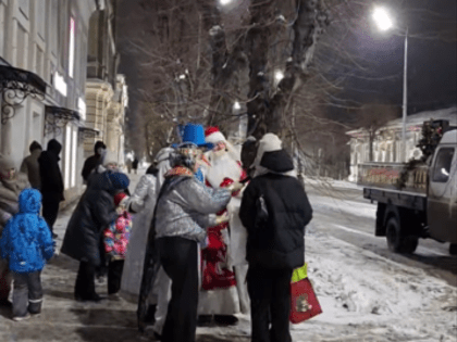 Полиция брала под козырек: по центру Сызрани гуляла шумная компания - видео