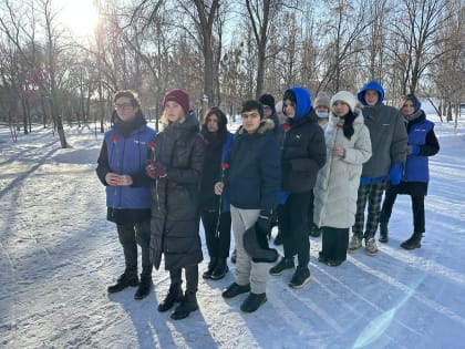 Молодогвардейцы Самарской области в честь 80-летия Прорыва блокады Ленинграда провели субботник возле Памятника «Жителям блокадного Ленинграда»