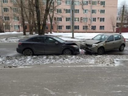 (фото) "Рено" и "Мазда" столкнулись в Самаре