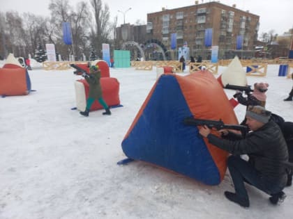 Лазертаг и снежные бои: на площади Куйбышева организовали зимние забавы