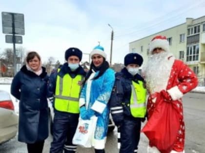 В регионе продолжается акция «Полицейский Дед Мороз».