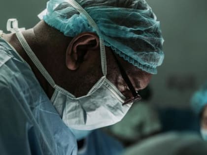 Забыл салфетку в ране: сибирского травматолога осудят за гибель пациентки