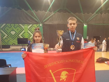 КРАСНАЯ МАШИНА В ДЕЛЕ