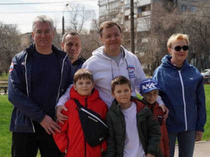 Дмитрий Азаров принял участие в субботнике в Парке Победы