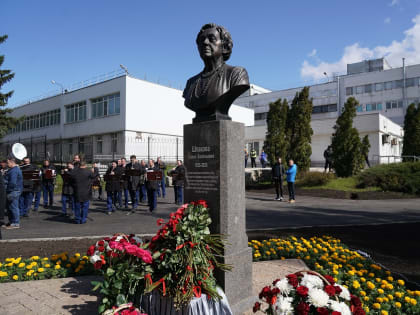 В День весны и труда открыт памятник Почетному гражданину Самарской области Елене Шпаковой