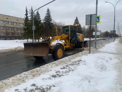 Для борьбы со снегом в Тольятти везут технику и людей из других городов