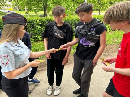 Инспекторы раздали светоотражающие георгиевской ленточки