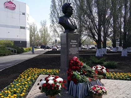 Дмитрий Азаров открыл памятник Елене Шпаковой — Почетному гражданину Самарской области