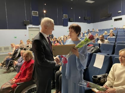 Пример для всего общества. Николай Ренц вручил именные премии людям с ограниченными возможностями здоровья и добровольцам