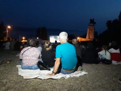 #Прямосейчас. В Тольятти проходят первые показы под открытым небом на новой площадке