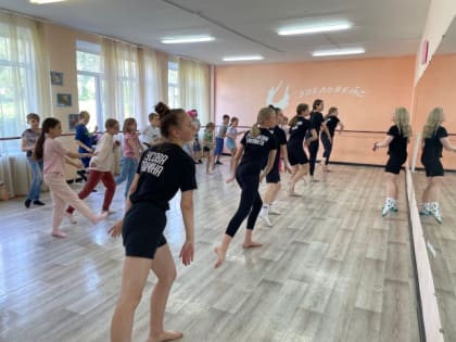 Сотни детей Сызрани синхронно повторяли танец красивых девушек и стильных парней