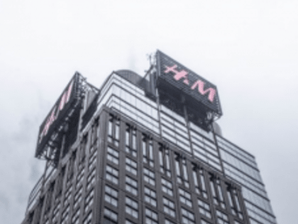 Ретейлер H&M не планирует анонсировать точную дату временного открытия магазинов в России