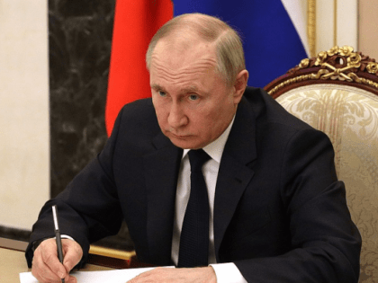 Путин повышает зарплаты, вечные цены на бензин и Россграм вместо Instagram: важное к этому часу