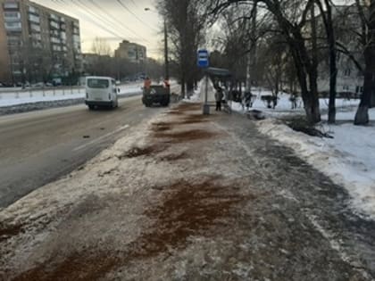 В Тольятти устраняют гололед