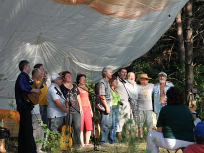 «Золотой парашют» уже натянут: в Трубетчино стартовал прощальный бардовский фестиваль
