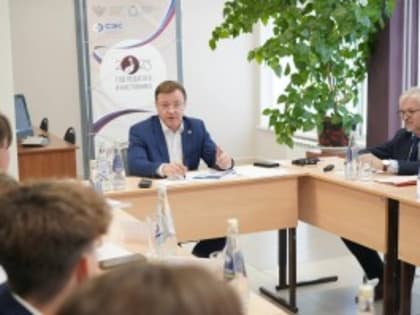 Дмитрий Азаров провел встречу с руководством СЭК им. П. Мачнева, студентами и родителями