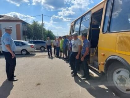 Сотрудники ГИБДД СО продолжают поверять школьные автобусы перед началом нового учебного года