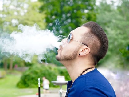 Нарколог предупредил об опасности электронных сигарет