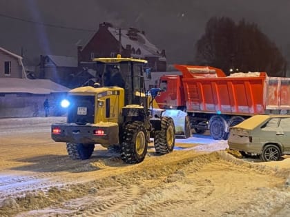 Для уборки снега на дорогах Самары ночью задействовали 276 единиц техники