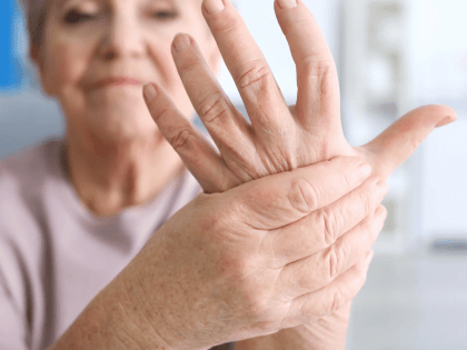 Немеют руки по ночам: что это за симптом?