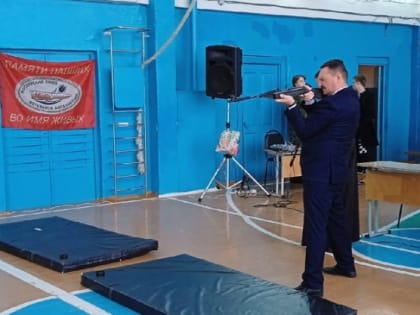 Строев взял винтовку и показал школьникам, как нужно стрелять