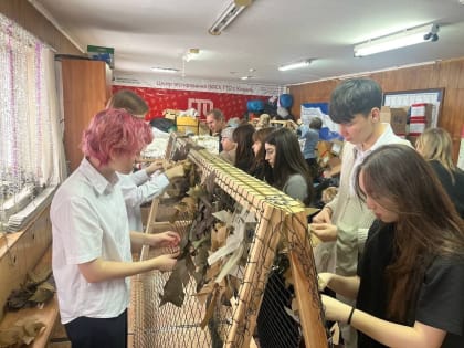 Плетение маскировочных сетей - процесс не быстрый и кропотливый/ Но это важный труд, который может спасти чью-то жизнь