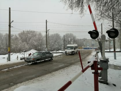 Скорая простояла три часа: в РЖД удивили ответом о мостах над переездами