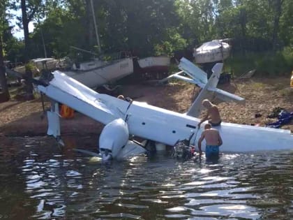 Из воды торчал только хвост: в Самарской области самолет упал в реку