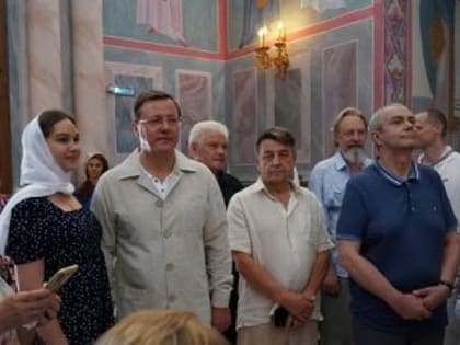 Губернатор Азаров прикоснулся к мощам Сергия Радонежского