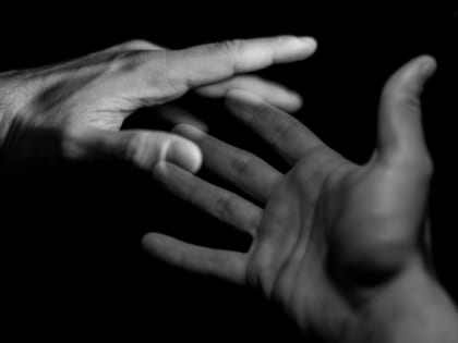 Деньги, разлука, потери: к чему чешется правая рука у мужчин и женщин