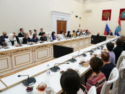 «Меры поддержки семей будут совершенствоваться» - Дмитрий Азаров встретился с многодетными матерями региона