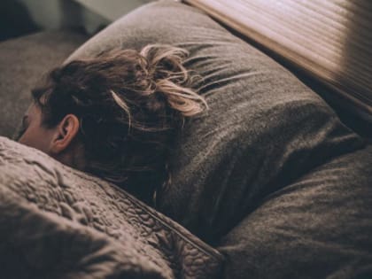 Поможет заснуть и согреться? Опасные мифы об алкоголе