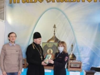 Полицейские и общественники приняли участие в благотворительной акции «Пожертвуй книгу в библиотеку»