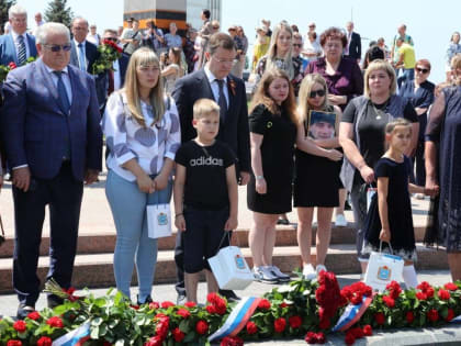В возложении на площади Славы в Самаре участвовали семьи погибших в ходе спецоперации героев.