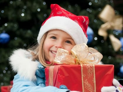 Продолжается выдача новогодних подарков от Губернатора Самарской области для неорганизованных детей