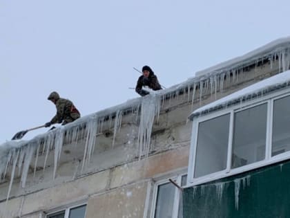 «Снег башка попадет»: коммунальщики Сызрани массово взялись за очистку крыш