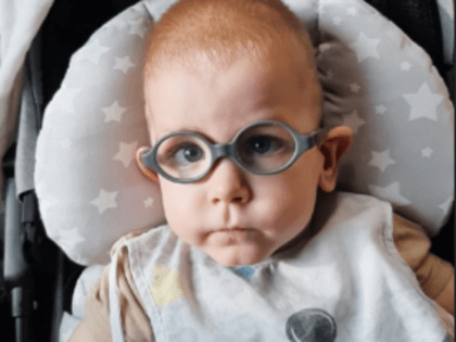 С первых дней малыш был между жизнью и смертью: родители верят в лучшее и просят помощи