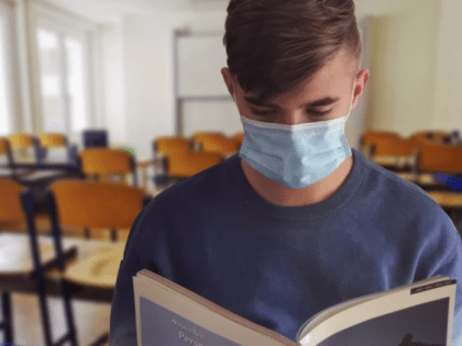 Отмена удаленки у школьников, ковид-паспорта без вакцинации и маньяк в черном: важное к этому часу