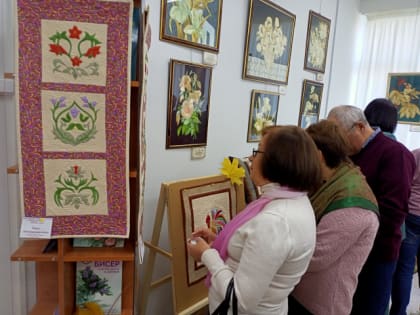 Шедевры пэчворка: в Сызрани открылась выставка текстильного дизайна «Белка Квилт»