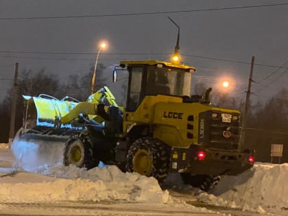 В Тольятти снег с улиц убирают более сотни спецмашин