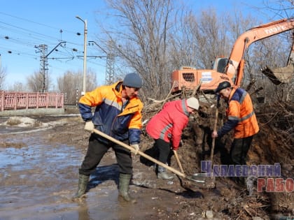 БЕЗ ПЕРЕРЫВА НА ВЫХОДНОЙ: В ГОРОДЕ БОРЮТСЯ С ПОСЛЕДСТВИЯМИ ПАВОДКА