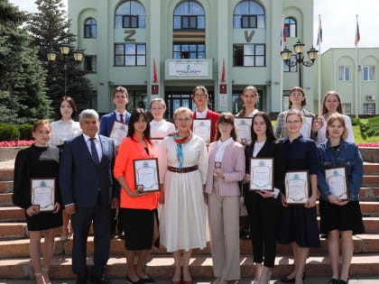 В Самаре поздравили выпускников-медалистов